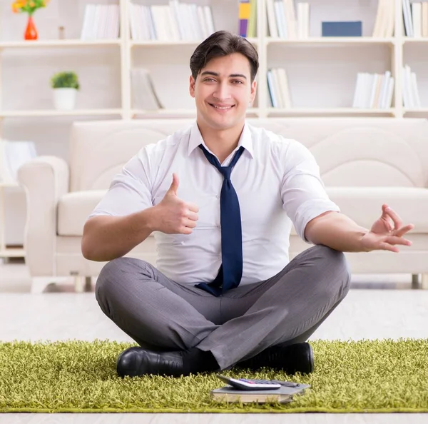 Geschäftsmann sitzt im Büro auf dem Fußboden — Stockfoto