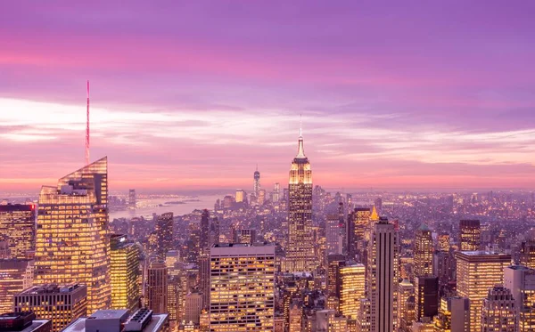 Vista notturna di New York Manhattan durante il tramonto — Foto Stock