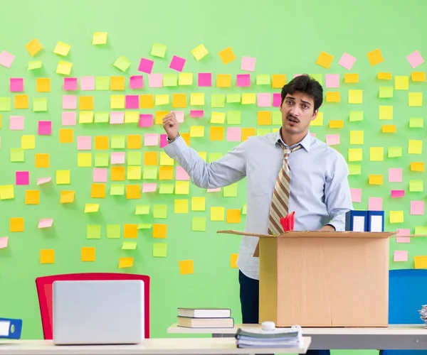 Mann sammelt seine Sachen nach Kündigung im Büro mit Mann — Stockfoto