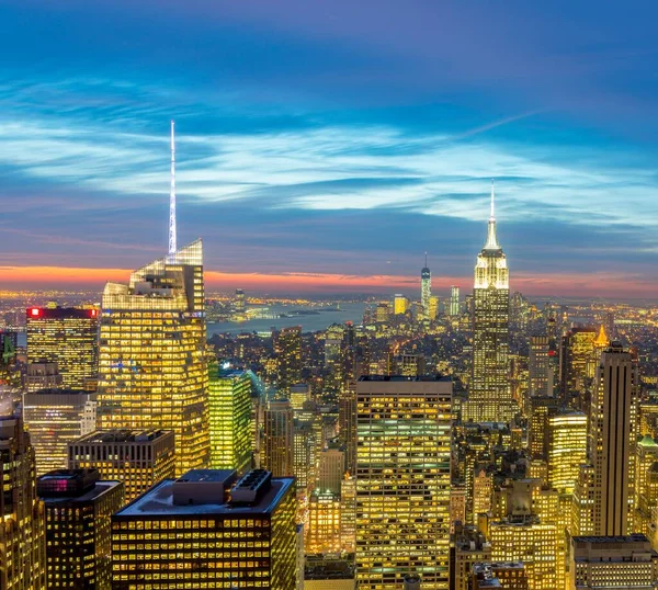 Нічний вид на Нью - Йорк Мангеттен під час заходу сонця — стокове фото