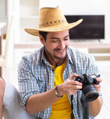 Seyahati için sırt çantası hazırlıyor.