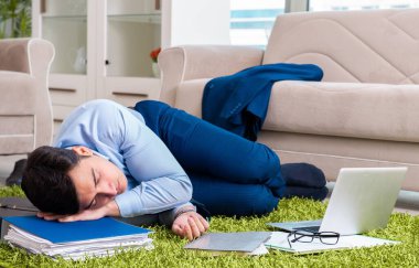 Yorgun ve yorgun iş adamı yorucu bir günün ardından dinleniyor.