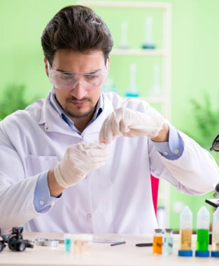 Laboratuvarda çalışan bir kimyager.