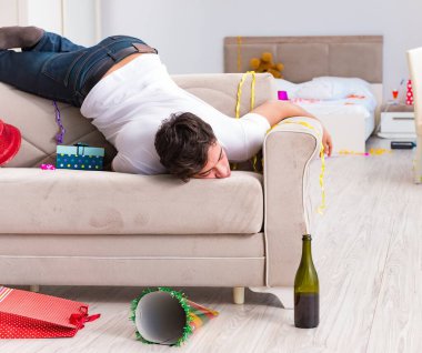 Yoğun bir Noel 'den sonra evde parti var.