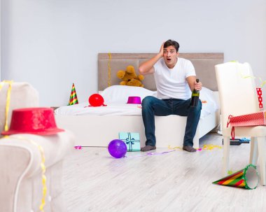 Yoğun bir Noel 'den sonra evde parti var.