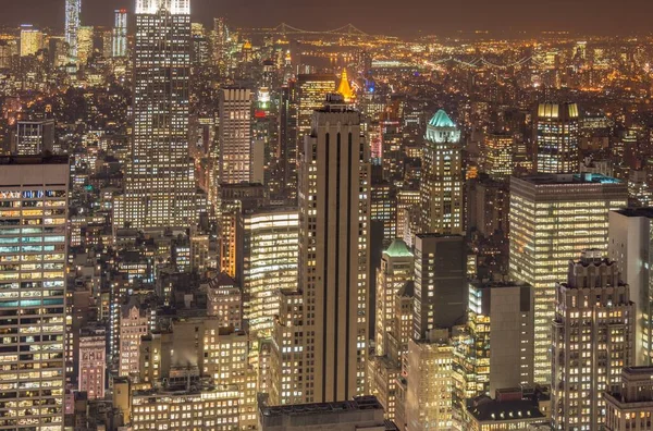 Nachtzicht van New York Manhattan tijdens zonsondergang — Stockfoto