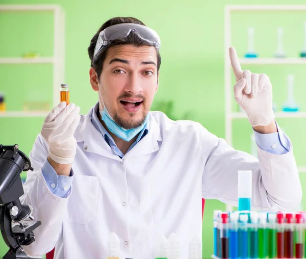 Man chemicus werkt in het lab — Stockfoto