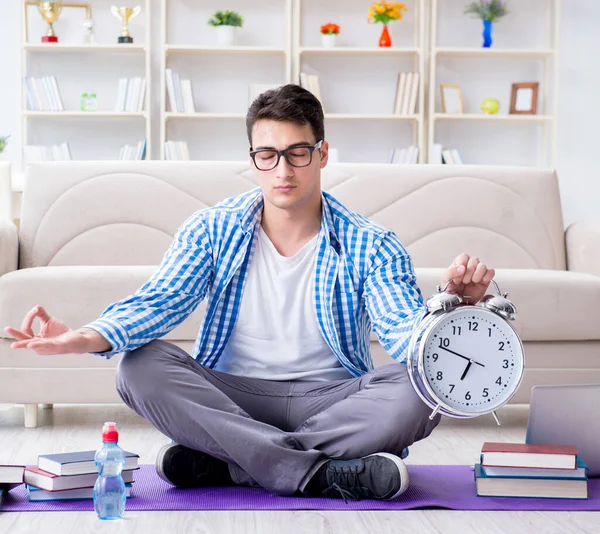 Giovane studente che si prepara per gli esami universitari — Foto Stock