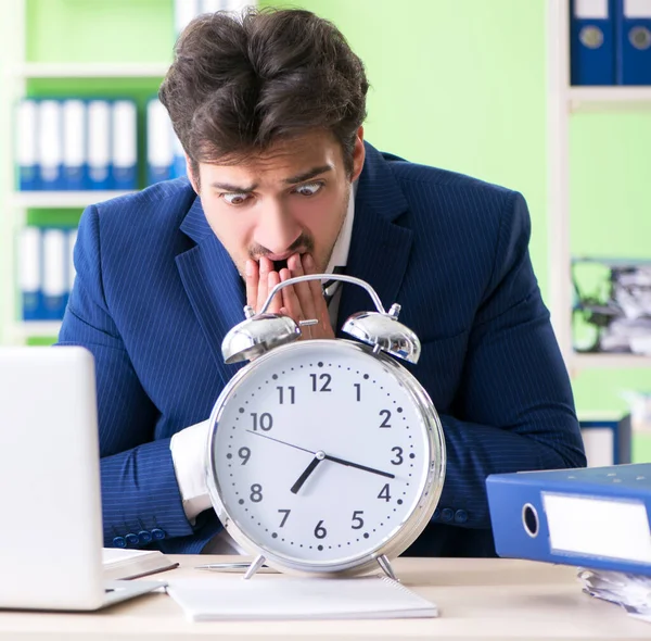 Uomo d'affari infelice con il lavoro eccessivo seduto in ufficio — Foto Stock