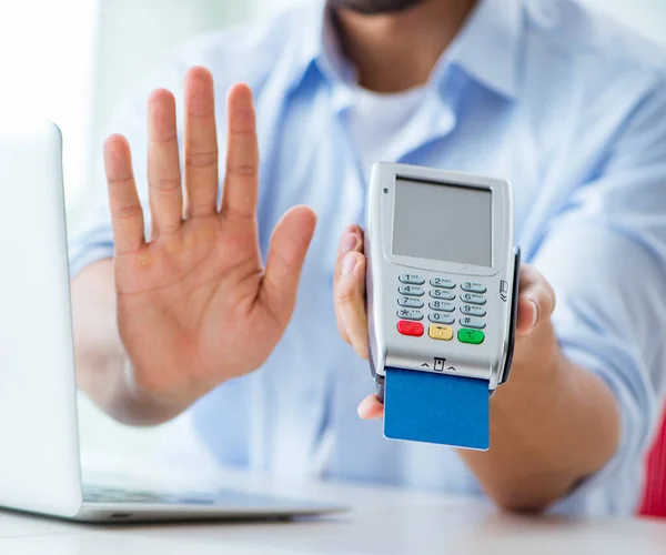 Transação de cartão de crédito de processamento de homem com terminal POS — Fotografia de Stock