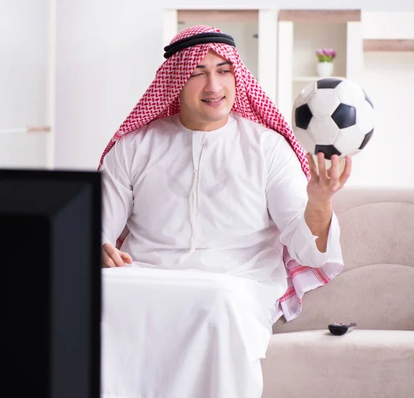 在家里看电视的阿拉伯人 — 图库照片