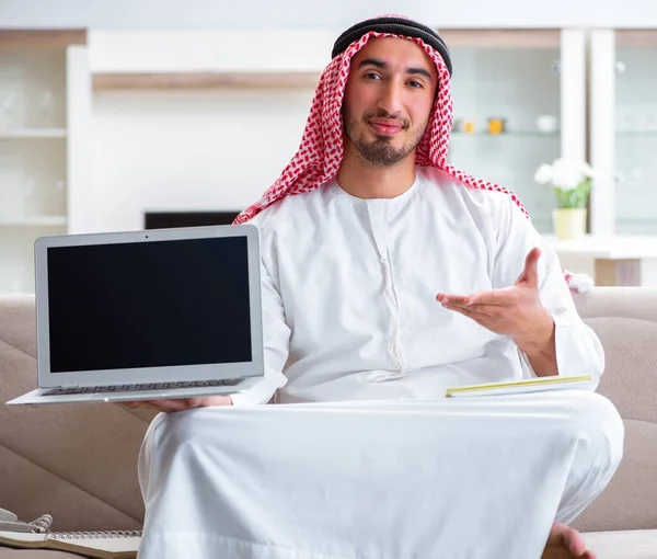 Uomo arabo che lavora a casa sul suo lavoro — Foto Stock