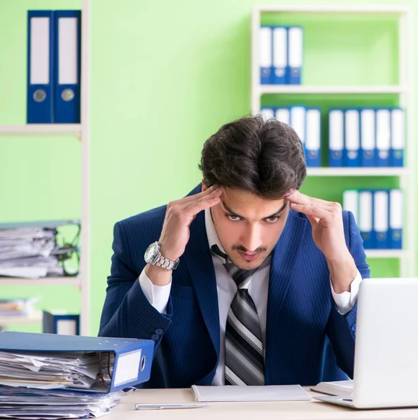 Biznesmen niezadowolony z nadmiernej pracy w biurze — Zdjęcie stockowe