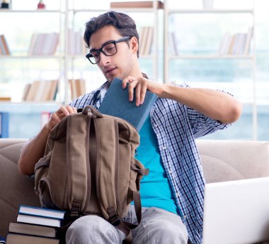 Bilgisayarlı beyaz öğrenci üniversite sınavlarına hazırlanıyor.