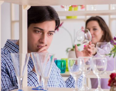 Genç aile dükkandan alışveriş yapıyor.