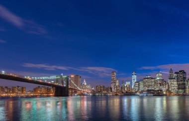 Manhattan ve Brooklyn köprüsünün gece manzarası