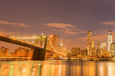 Manhattan ve Brooklyn köprüsünün gece manzarası
