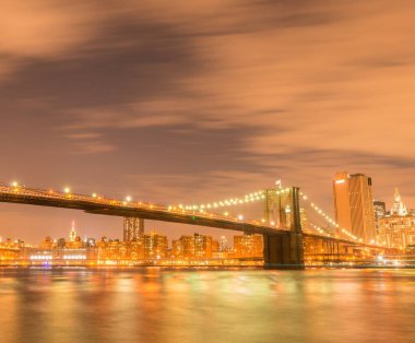 Manhattan ve Brooklyn köprüsünün gece manzarası