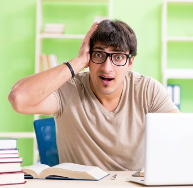 Üniversite sınavlarına hazırlanan öğrenci