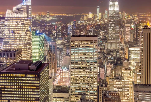 Vista noturna de Nova York Manhattan durante o pôr do sol — Fotografia de Stock