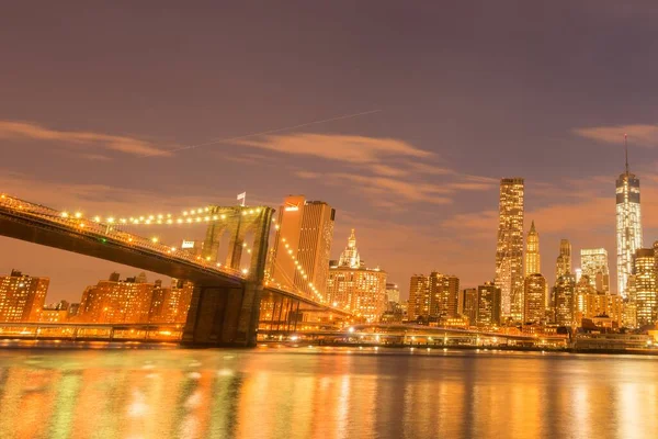 Manhattan ve Brooklyn köprüsünün gece manzarası — Stok fotoğraf