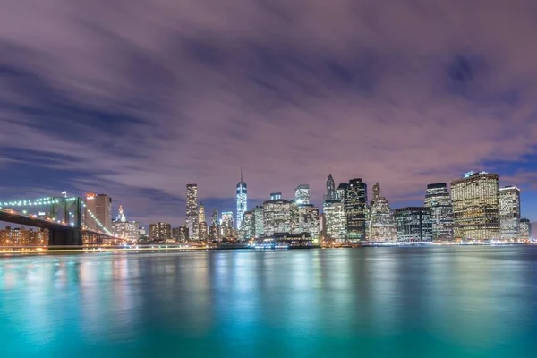 Nattutsikt över Manhattan och Brooklyn Bridge — Stockfoto