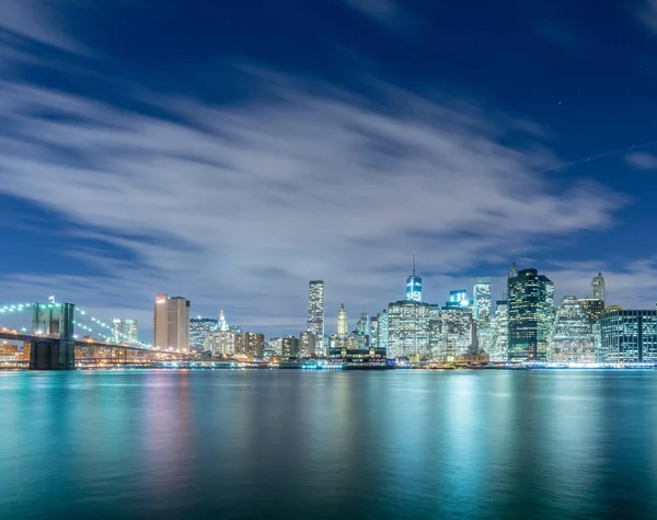 Vista nocturna del puente de Manhattan y Brooklyn — Foto de Stock