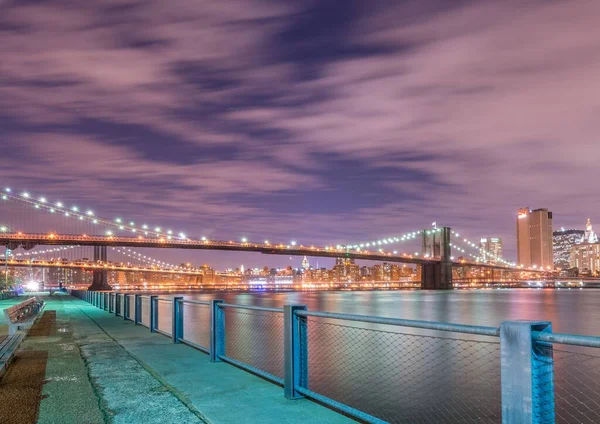 Vista nocturna del puente de Manhattan y Brooklyn — Foto de Stock