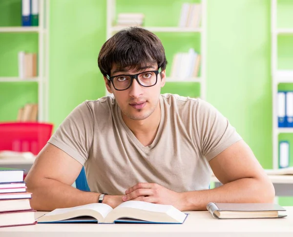 Studerande förbereder sig för universitetsprov — Stockfoto