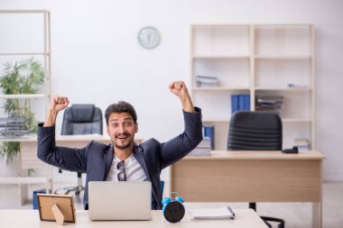 Zaman yönetimi konseptinde genç yakışıklı çalışan