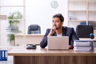 Ofiste çalışan yakışıklı bir genç.