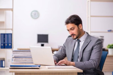 Ofiste çalışan genç bir erkek.