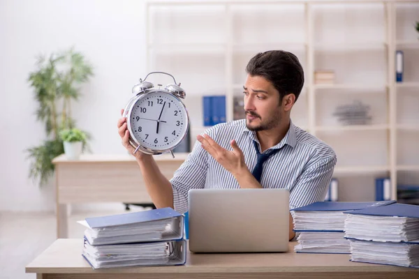 Giovane dipendente maschile nel concetto di gestione del tempo — Foto Stock