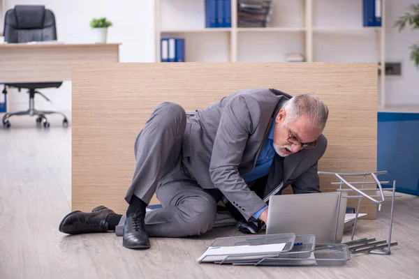 Velho funcionário masculino infeliz com excesso de trabalho no escritório — Fotografia de Stock