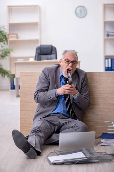 Zoufalý starý muž zaměstnanec páchající sebevraždu v kanceláři — Stock fotografie