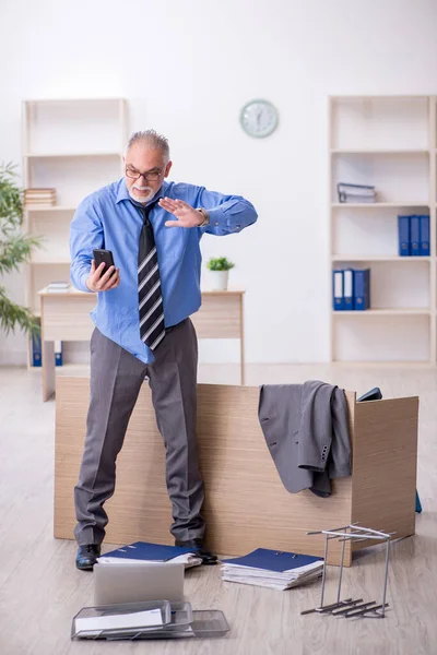 Viejo empleado descontento con el exceso de trabajo en la oficina —  Fotos de Stock