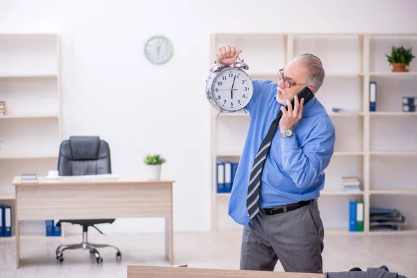 Velho empregado masculino no conceito de gerenciamento de tempo — Fotografia de Stock