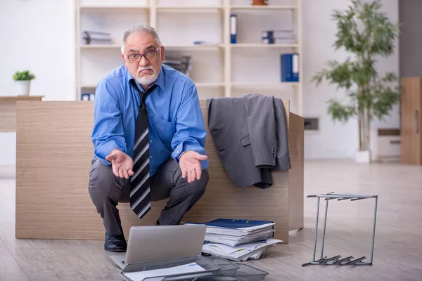 Alte männliche Angestellte unzufrieden mit exzessiver Arbeit im Büro — Stockfoto