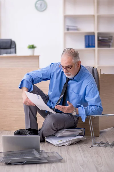 Gammal manlig anställd missnöjd med överdrivet arbete på kontoret — Stockfoto