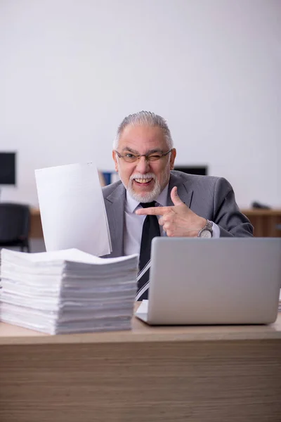 Viejo empleado y demasiado trabajo en la oficina —  Fotos de Stock