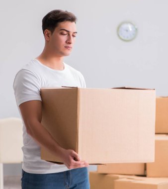 Adam ağır kutuları evde teslim