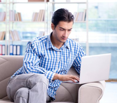 Bilgisayarlı beyaz öğrenci üniversite sınavlarına hazırlanıyor.