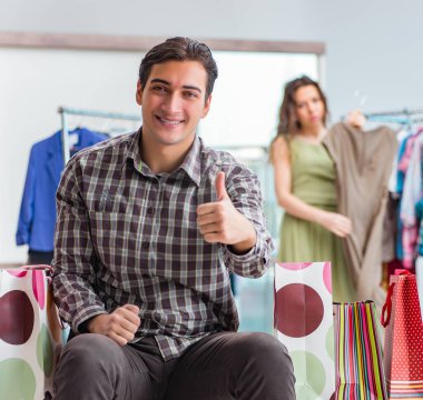 Mutlu koca karısıyla alışveriş