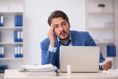 İş yerinde acı çeken genç bir erkek işçi.