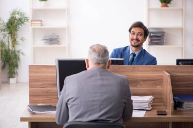 Ofiste çalışan iki erkek çalışan.