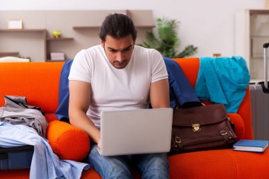 Genç öğrenci eve gitmek için hazırlanıyor.