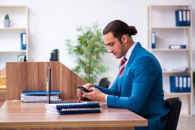 Ofiste çalışan genç bir erkek.