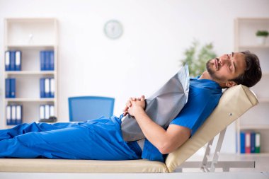 Klinikte çalışan genç bir erkek radyolog.