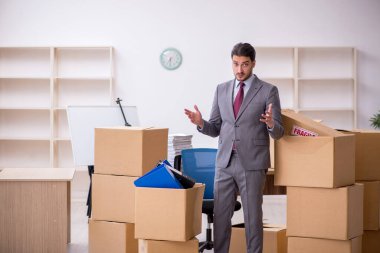 Taşınma konseptinde çalışan genç bir erkek.