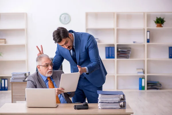 Dois colegas que trabalham no escritório — Fotografia de Stock